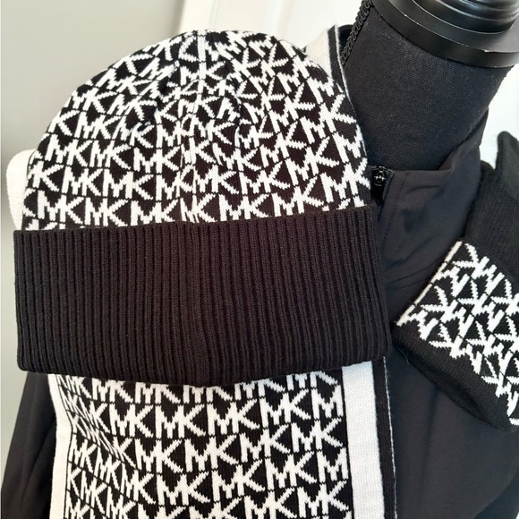 Michael Kors Scarf Gloves Hat Set🖤NWT🤍 - Picture 11 of 13